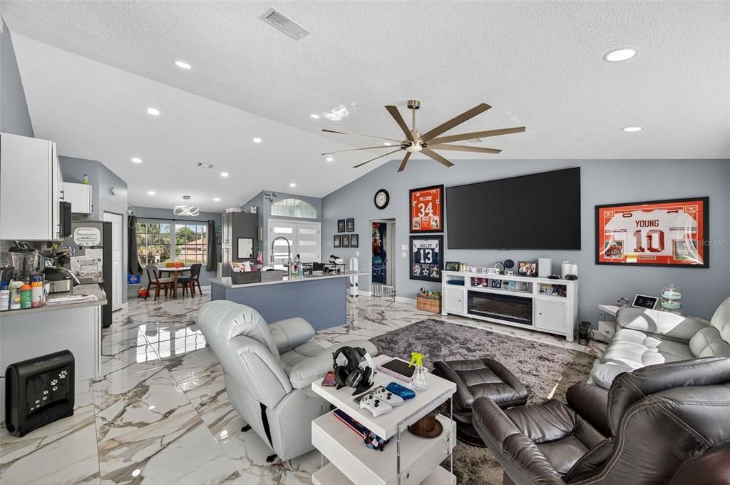 Activo con contrato: $400,000 (3 camas, 2 baños, 1461 Pies cuadrados)