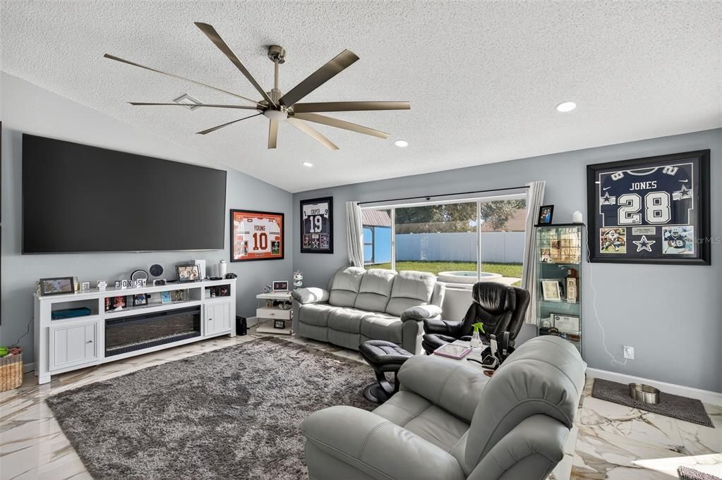 Activo con contrato: $400,000 (3 camas, 2 baños, 1461 Pies cuadrados)