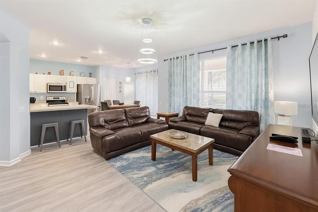 For Sale: $689,000 (6 beds, 4 baths, 2812 Square Feet)