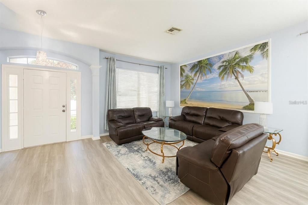 For Sale: $689,000 (6 beds, 4 baths, 2812 Square Feet)