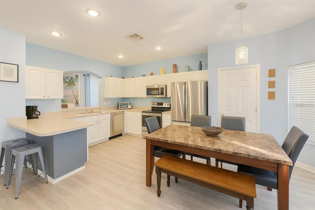 For Sale: $689,000 (6 beds, 4 baths, 2812 Square Feet)