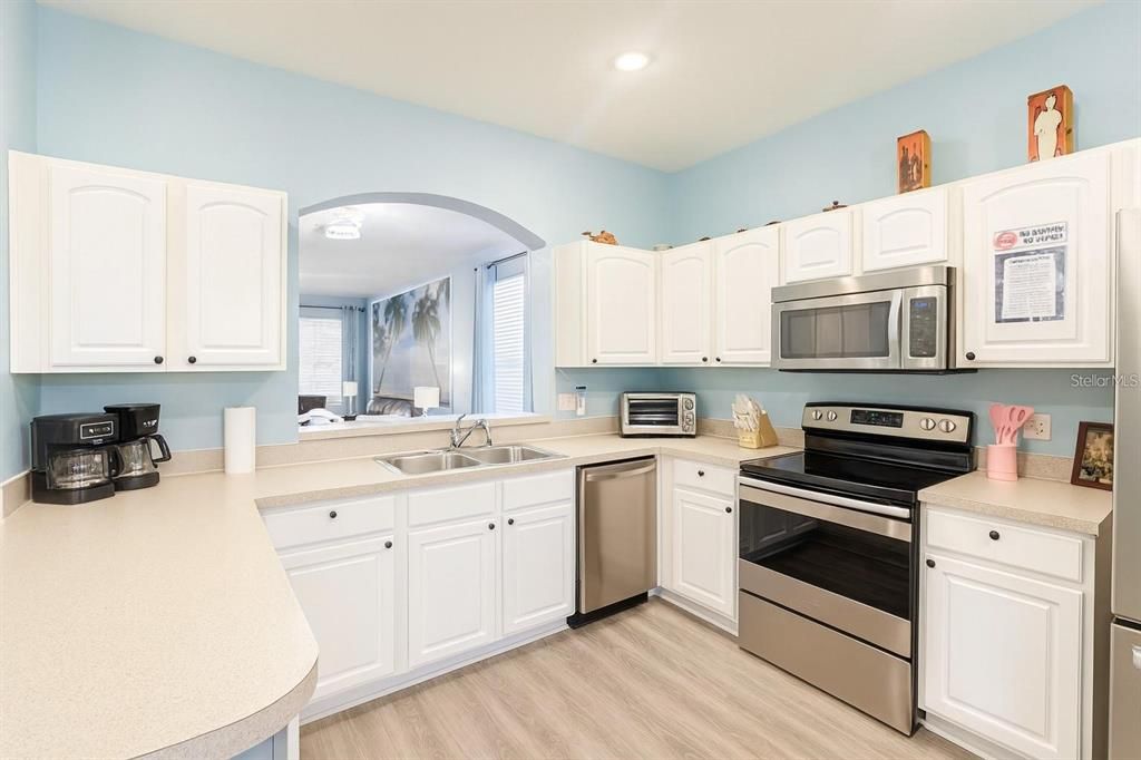 For Sale: $689,000 (6 beds, 4 baths, 2812 Square Feet)