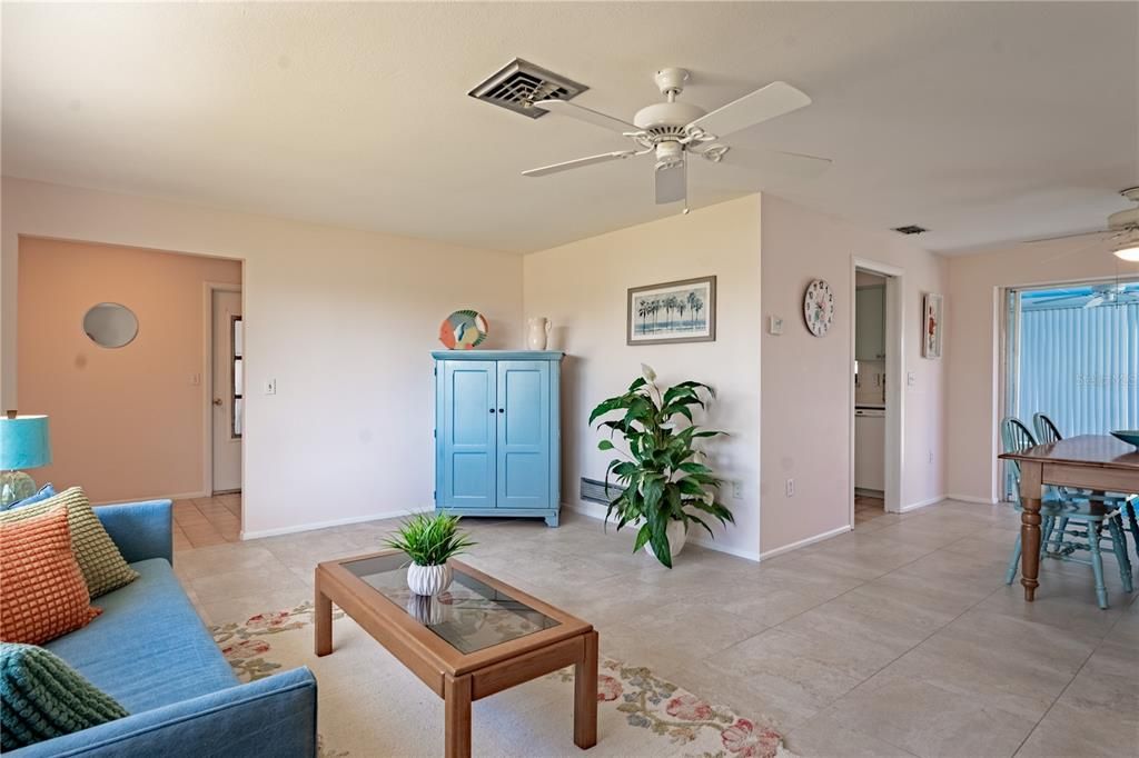 Active With Contract: $335,000 (2 beds, 2 baths, 1270 Square Feet)