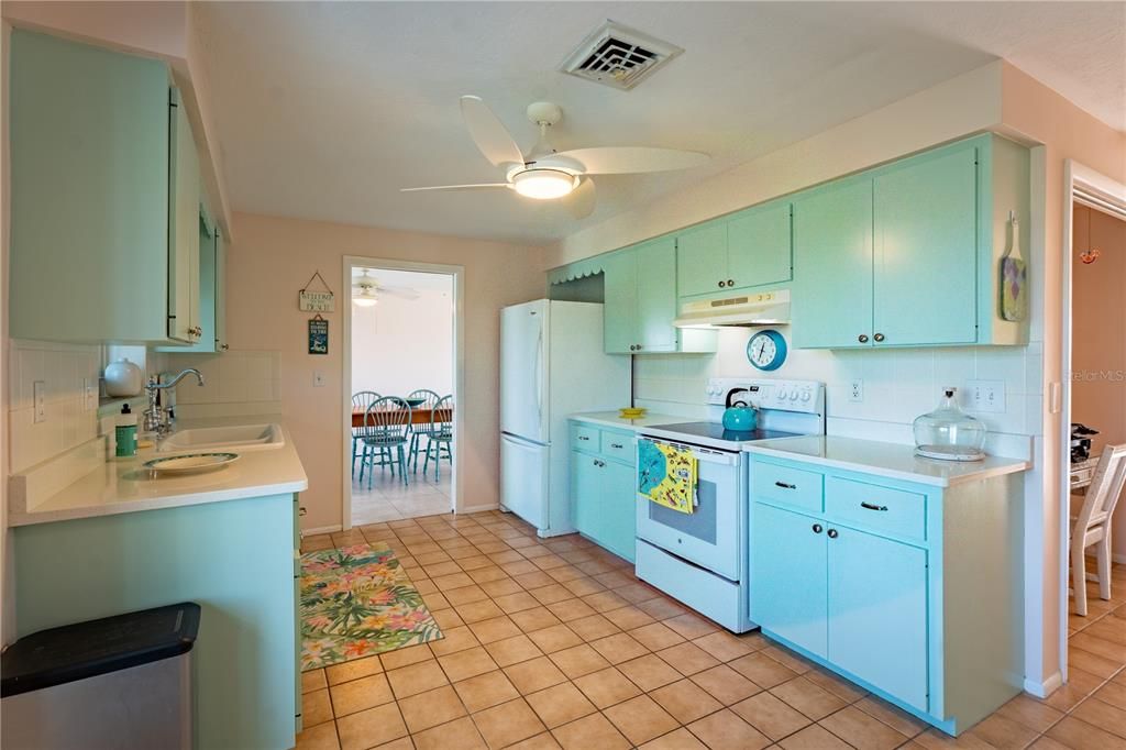 Active With Contract: $335,000 (2 beds, 2 baths, 1270 Square Feet)