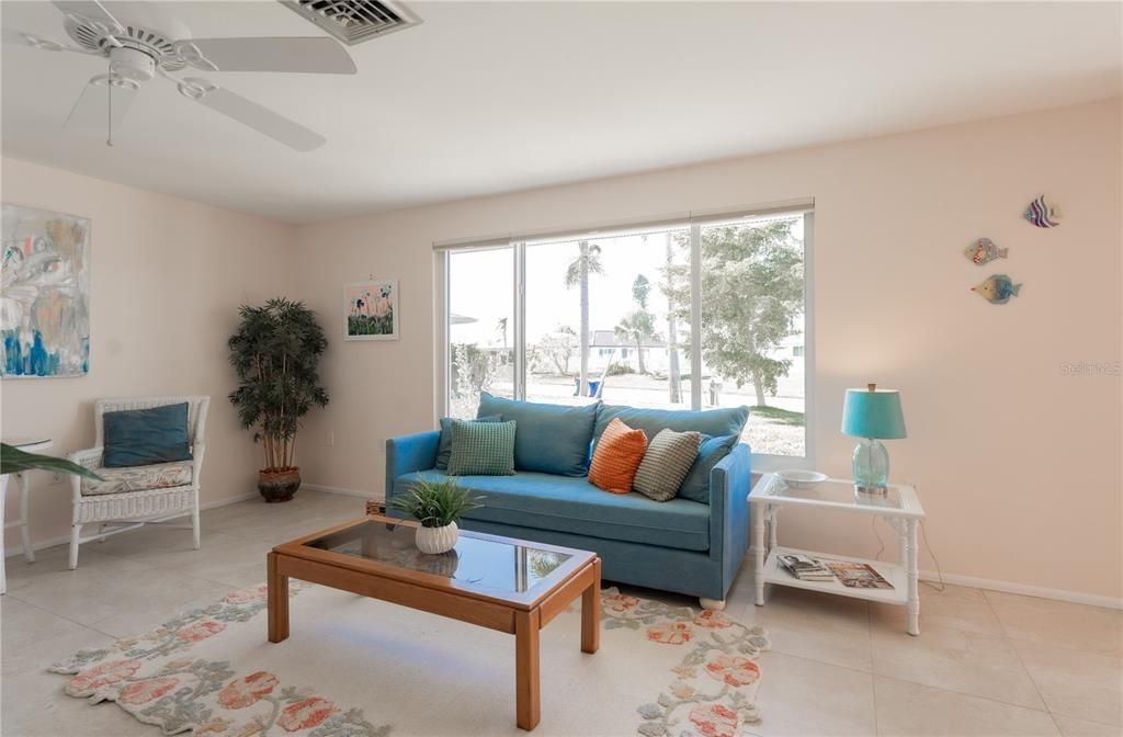 Active With Contract: $335,000 (2 beds, 2 baths, 1270 Square Feet)