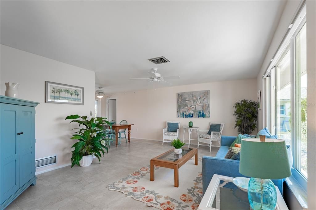 Active With Contract: $335,000 (2 beds, 2 baths, 1270 Square Feet)