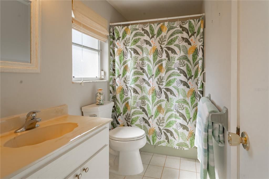 Active With Contract: $335,000 (2 beds, 2 baths, 1270 Square Feet)