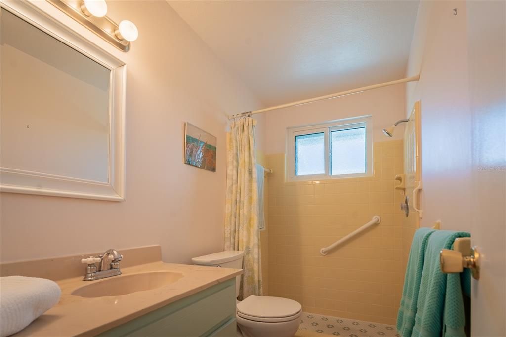 Active With Contract: $335,000 (2 beds, 2 baths, 1270 Square Feet)