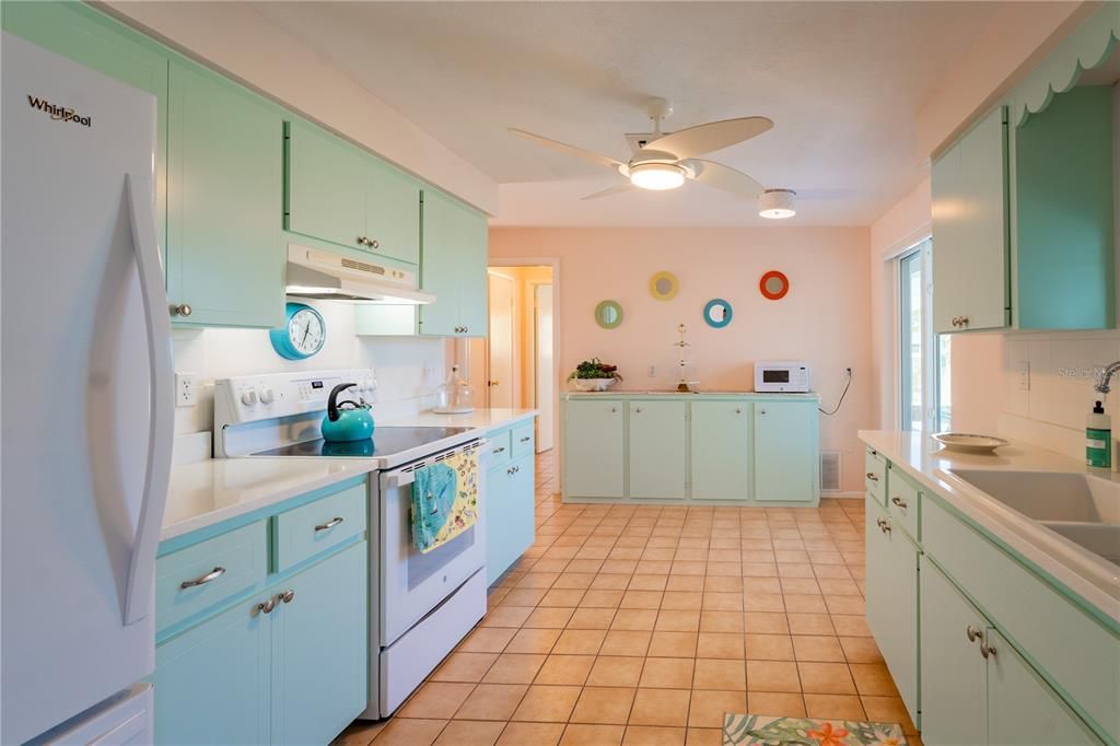 Active With Contract: $335,000 (2 beds, 2 baths, 1270 Square Feet)