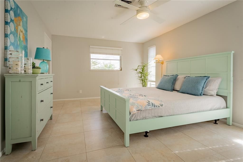 Active With Contract: $335,000 (2 beds, 2 baths, 1270 Square Feet)