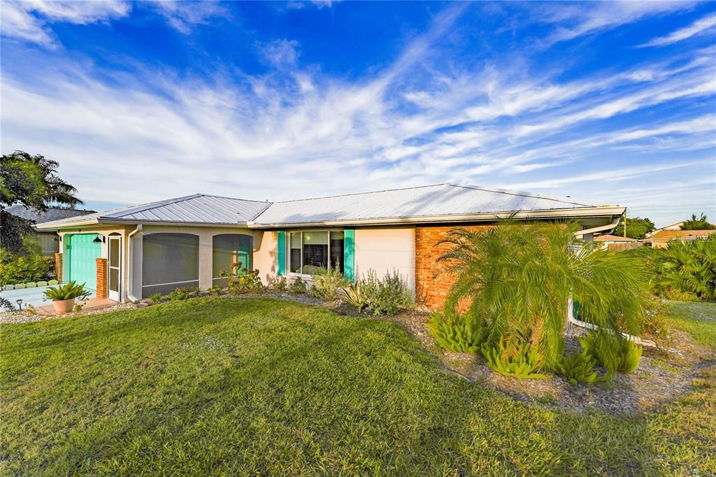 Active With Contract: $335,000 (2 beds, 2 baths, 1270 Square Feet)