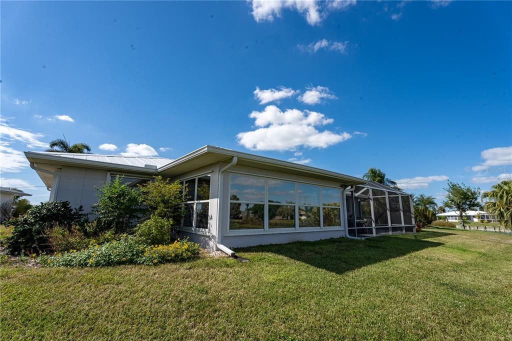 Active With Contract: $335,000 (2 beds, 2 baths, 1270 Square Feet)