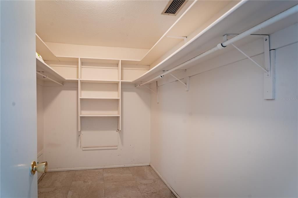 Active With Contract: $335,000 (2 beds, 2 baths, 1270 Square Feet)