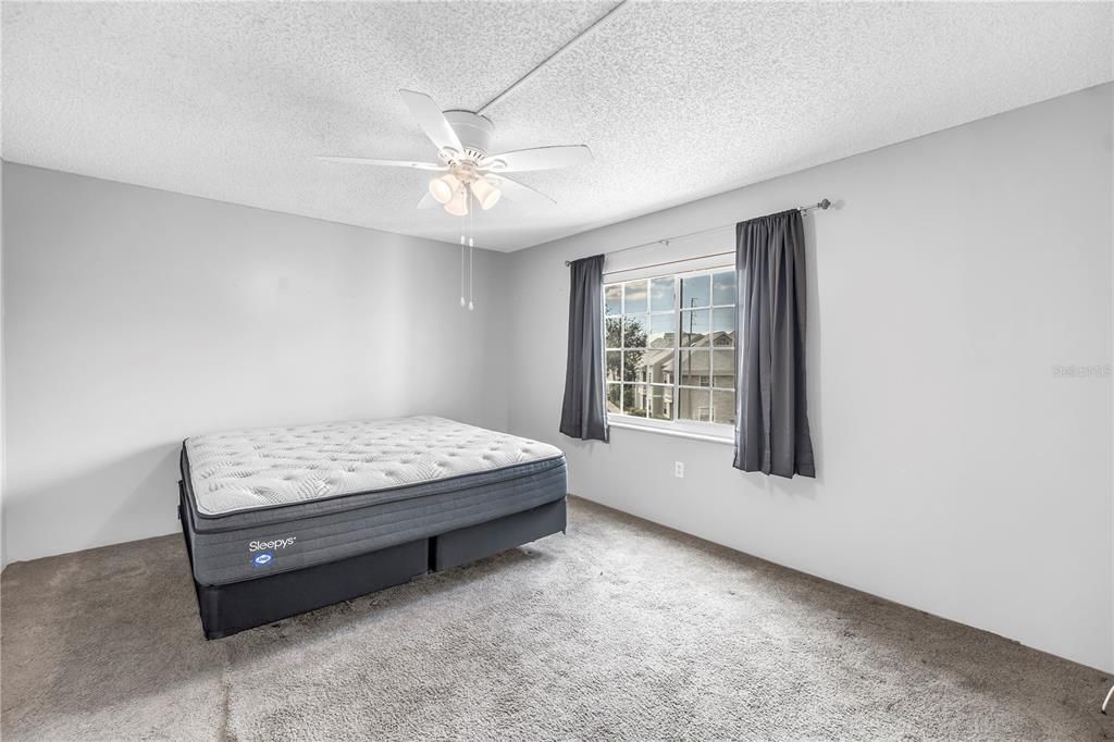 Под контрактом: $165,000 (2 спален, 2 ванн, 1050 Квадратных фут)