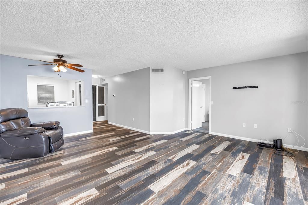 Под контрактом: $165,000 (2 спален, 2 ванн, 1050 Квадратных фут)