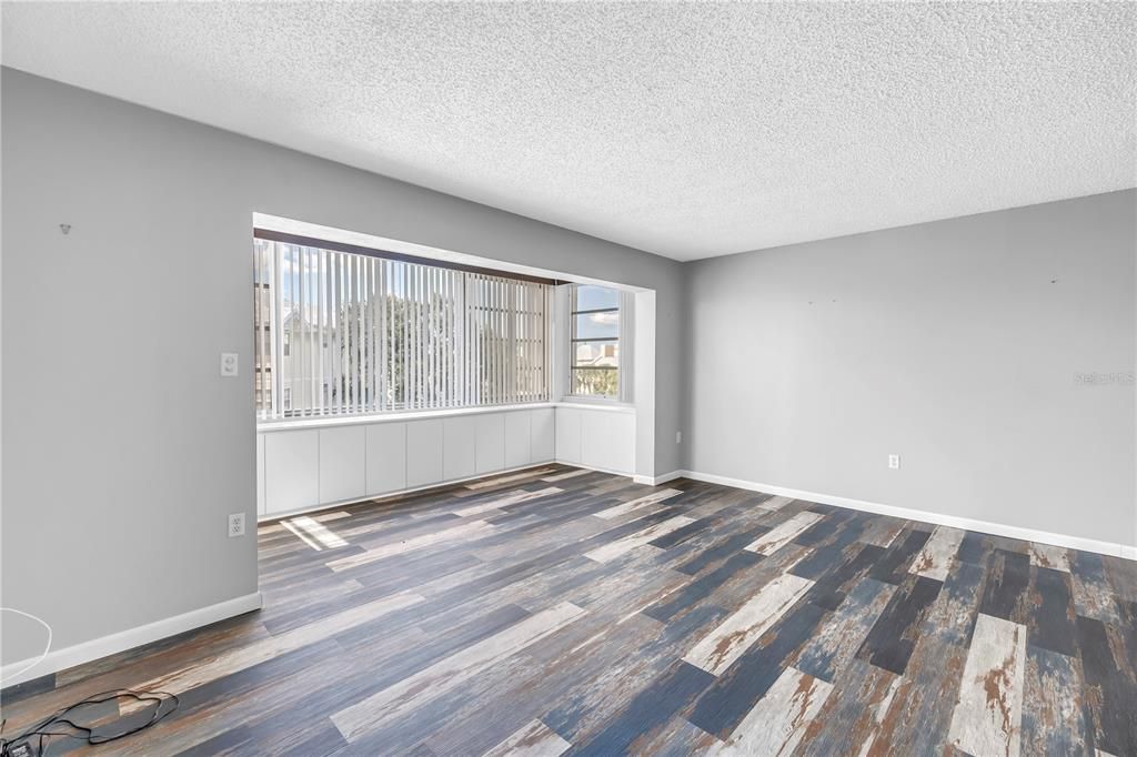 Под контрактом: $165,000 (2 спален, 2 ванн, 1050 Квадратных фут)