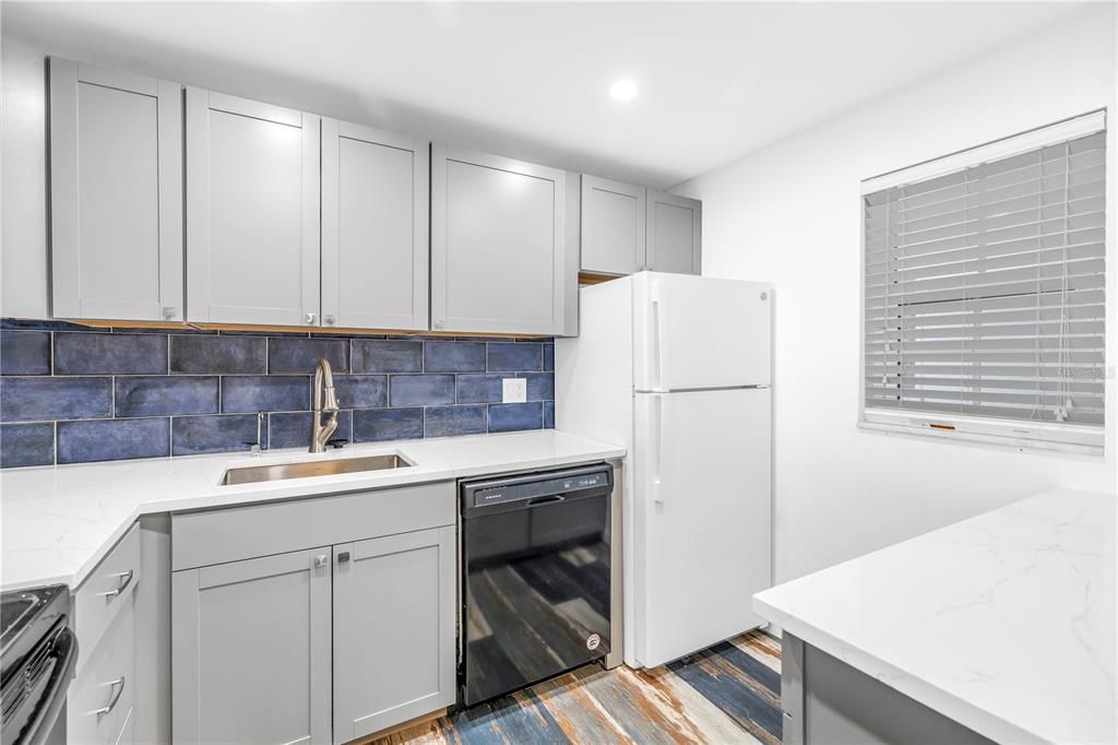 Под контрактом: $165,000 (2 спален, 2 ванн, 1050 Квадратных фут)