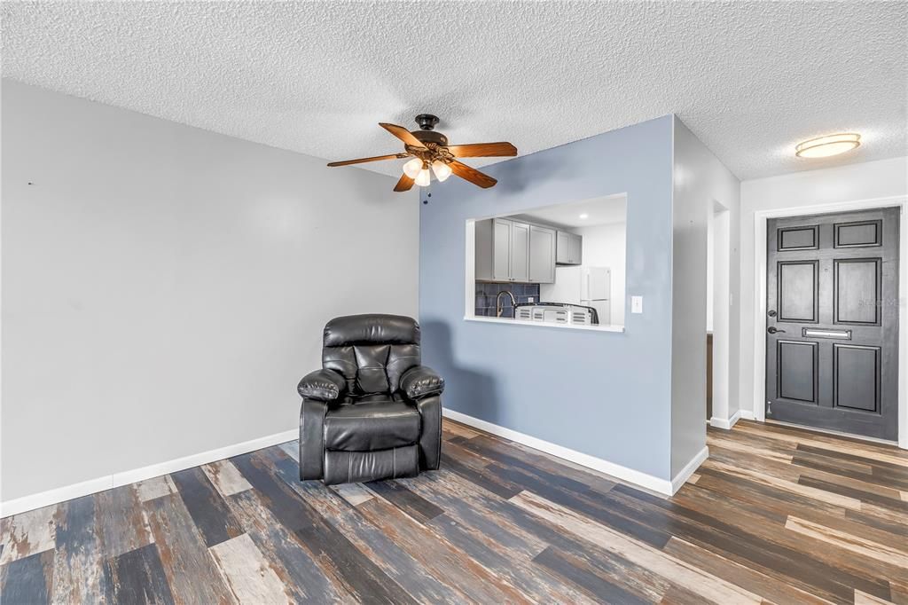 Под контрактом: $165,000 (2 спален, 2 ванн, 1050 Квадратных фут)