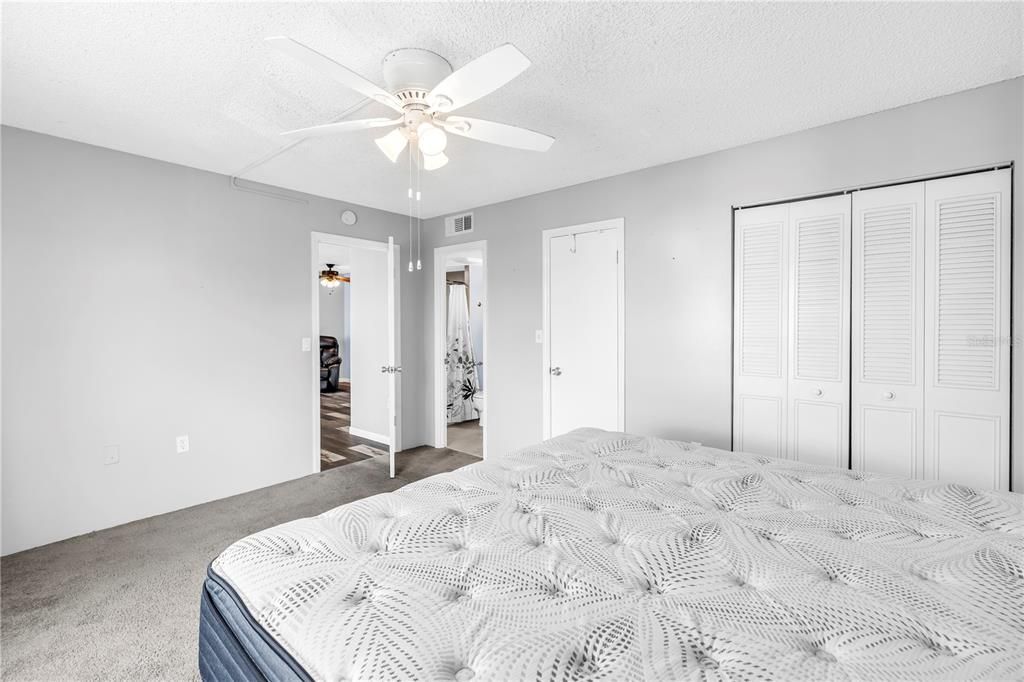 Под контрактом: $165,000 (2 спален, 2 ванн, 1050 Квадратных фут)