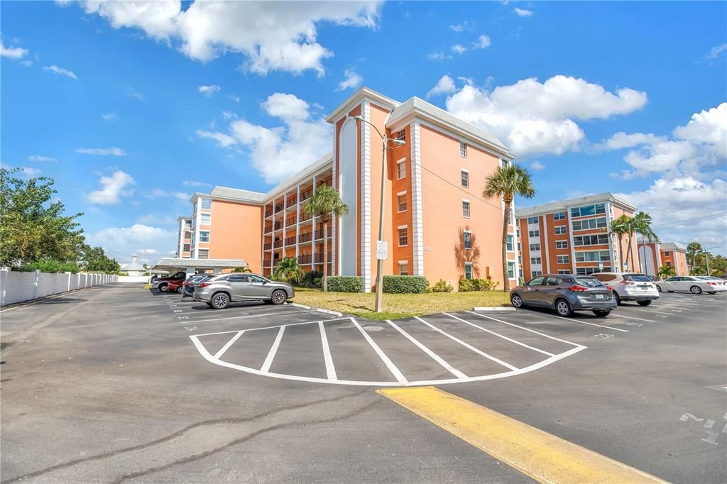 Под контрактом: $165,000 (2 спален, 2 ванн, 1050 Квадратных фут)