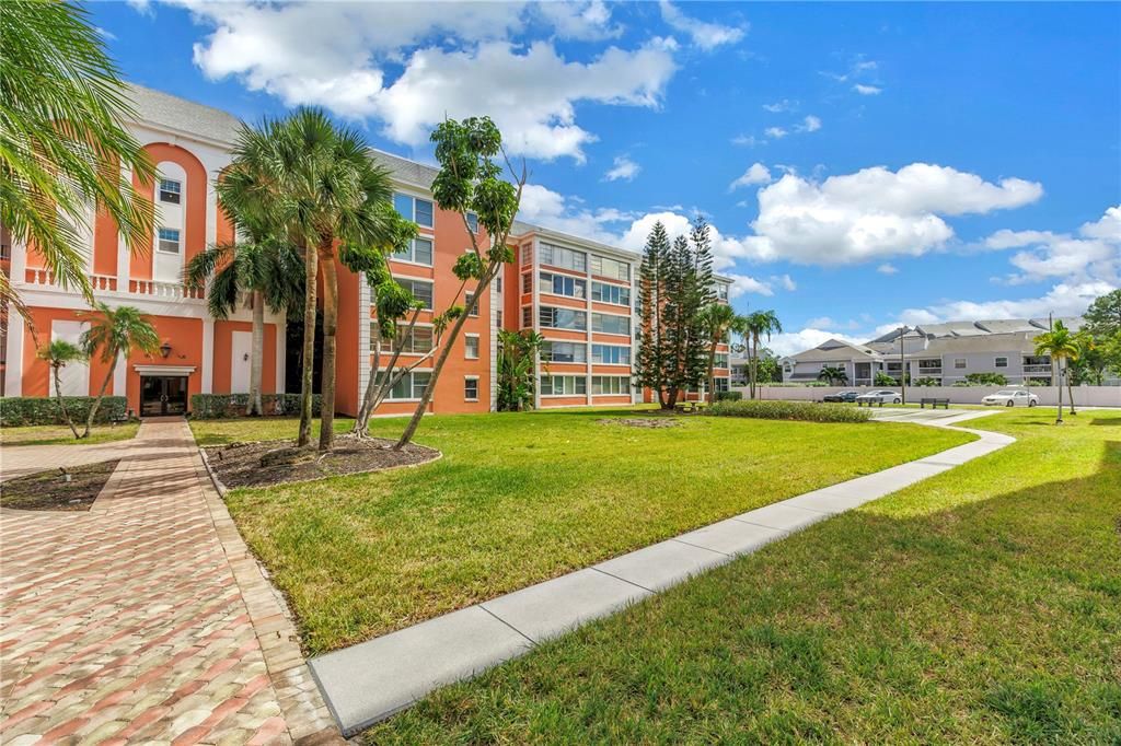 Под контрактом: $165,000 (2 спален, 2 ванн, 1050 Квадратных фут)