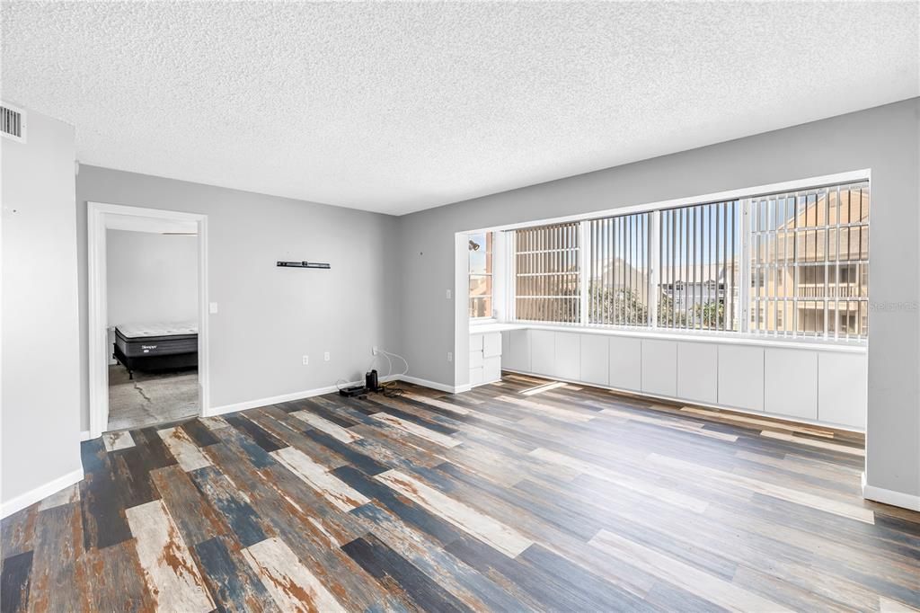 Под контрактом: $165,000 (2 спален, 2 ванн, 1050 Квадратных фут)