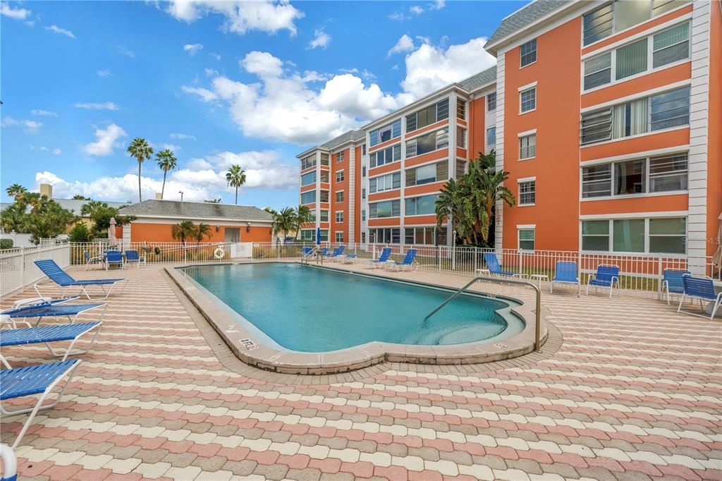 Под контрактом: $165,000 (2 спален, 2 ванн, 1050 Квадратных фут)