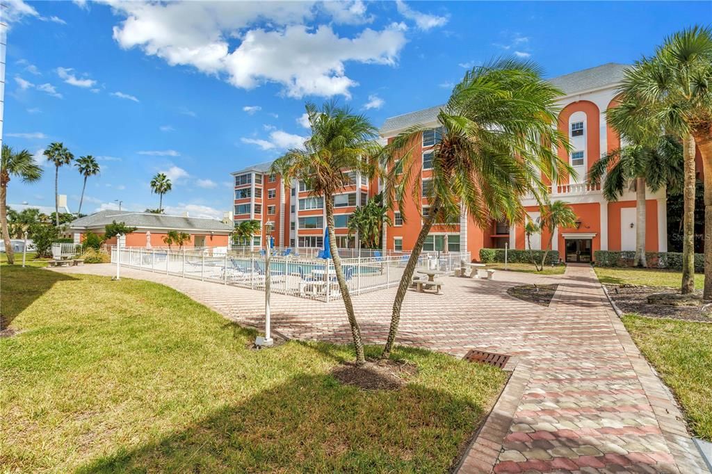 Под контрактом: $165,000 (2 спален, 2 ванн, 1050 Квадратных фут)