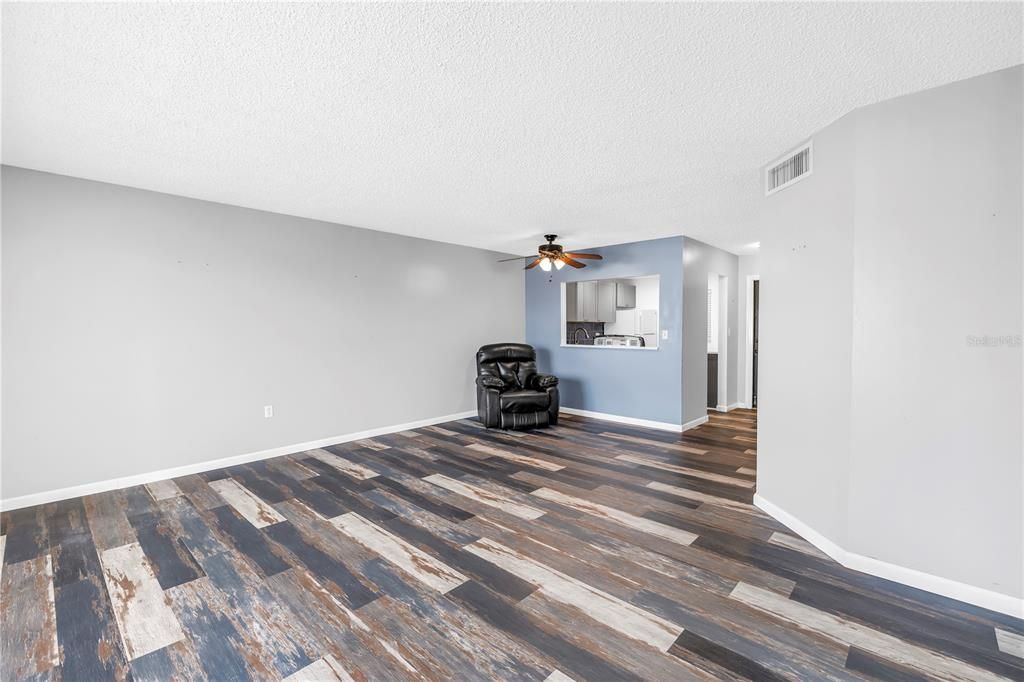 Под контрактом: $165,000 (2 спален, 2 ванн, 1050 Квадратных фут)