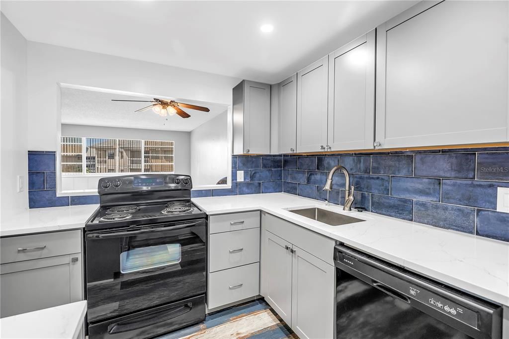 Под контрактом: $165,000 (2 спален, 2 ванн, 1050 Квадратных фут)