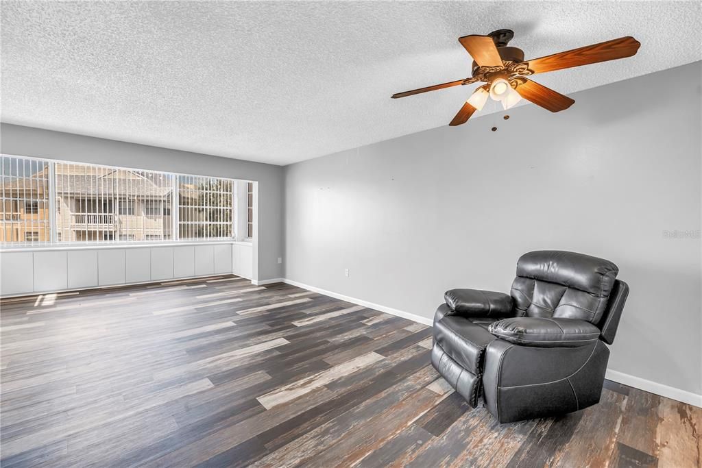 Под контрактом: $165,000 (2 спален, 2 ванн, 1050 Квадратных фут)