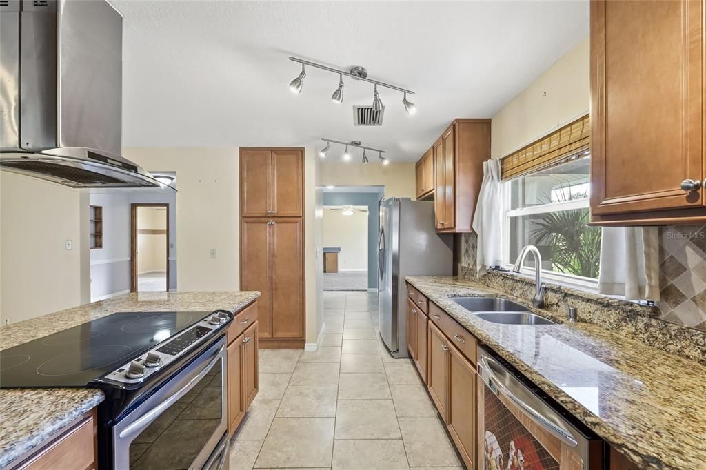 Activo con contrato: $425,000 (3 camas, 2 baños, 2067 Pies cuadrados)