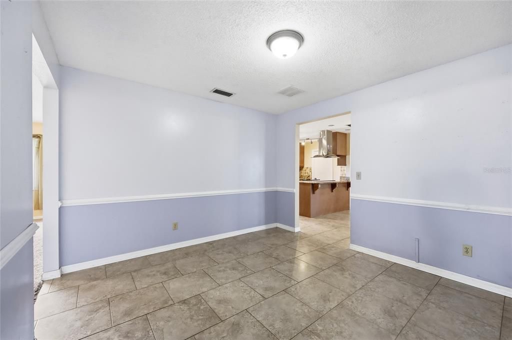 Activo con contrato: $425,000 (3 camas, 2 baños, 2067 Pies cuadrados)