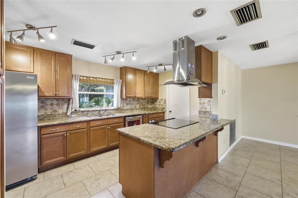 Activo con contrato: $425,000 (3 camas, 2 baños, 2067 Pies cuadrados)