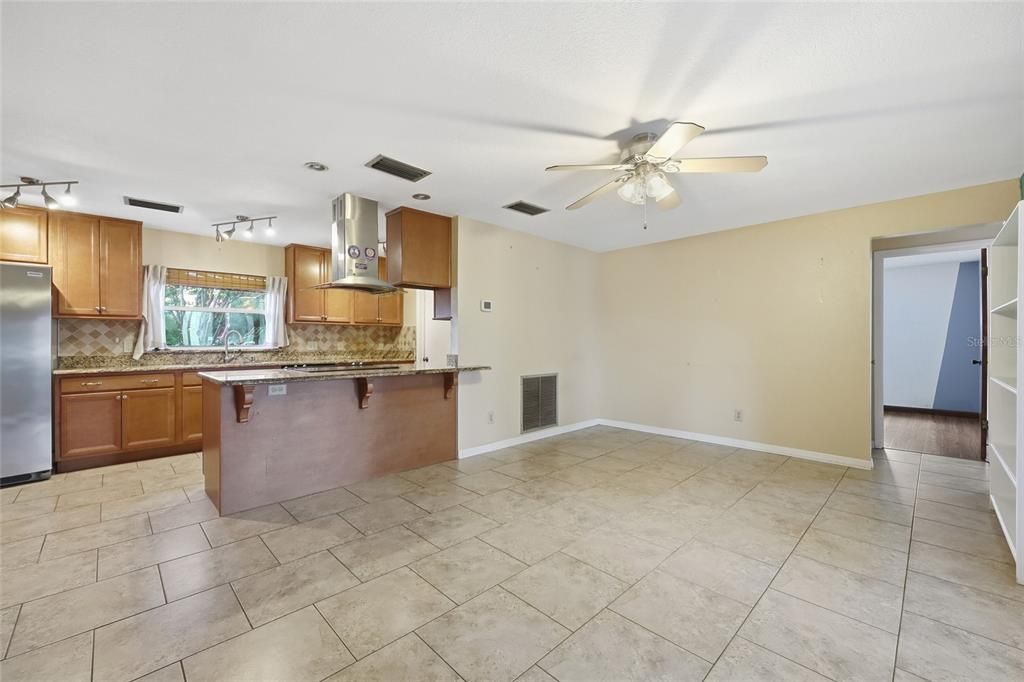 Activo con contrato: $425,000 (3 camas, 2 baños, 2067 Pies cuadrados)