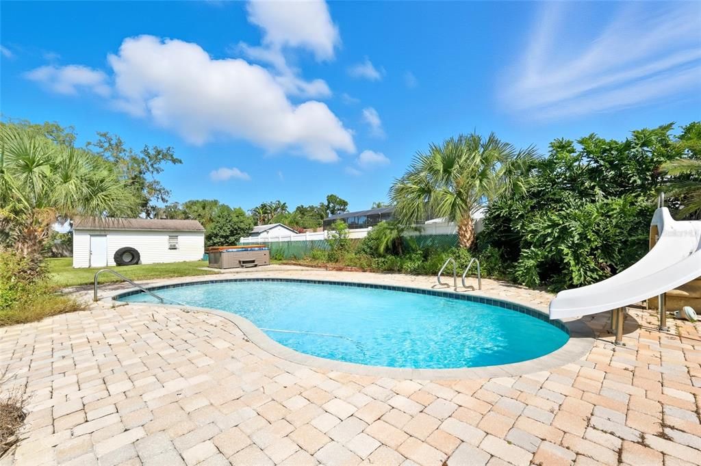 Activo con contrato: $425,000 (3 camas, 2 baños, 2067 Pies cuadrados)