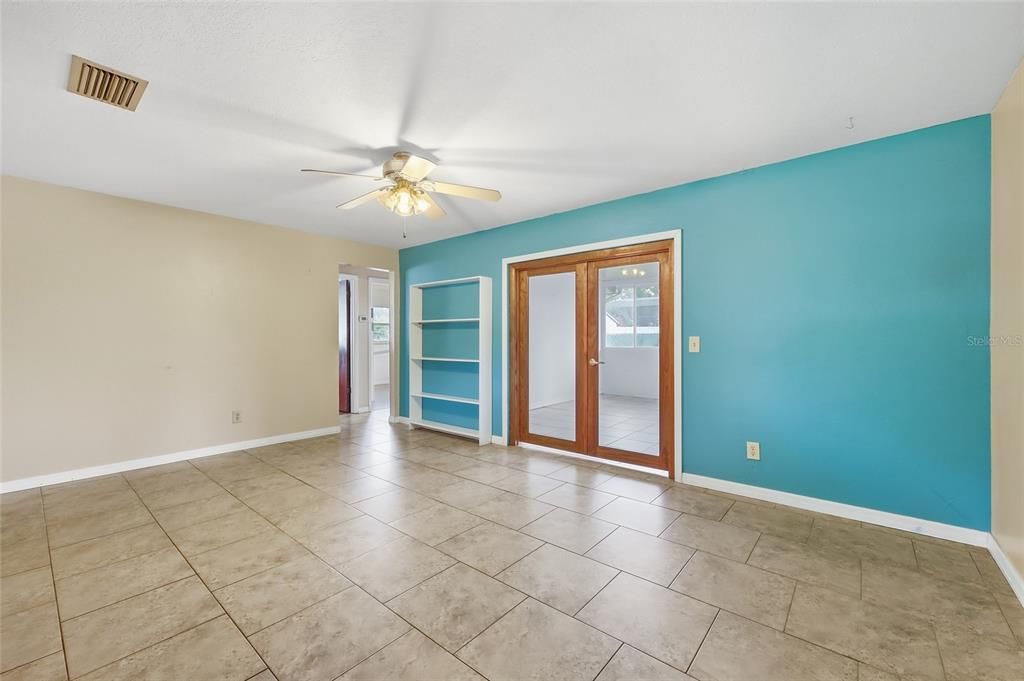 Activo con contrato: $425,000 (3 camas, 2 baños, 2067 Pies cuadrados)