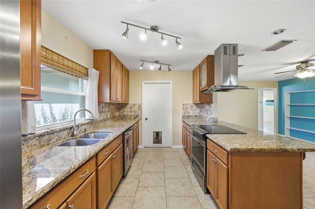 Activo con contrato: $425,000 (3 camas, 2 baños, 2067 Pies cuadrados)