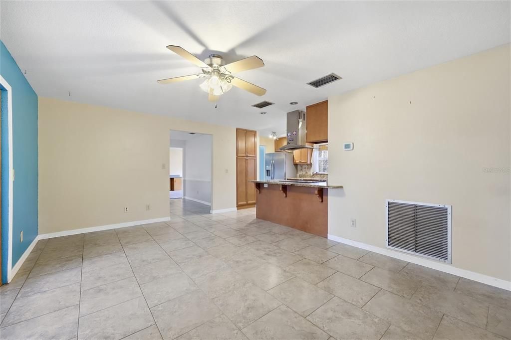 Activo con contrato: $425,000 (3 camas, 2 baños, 2067 Pies cuadrados)