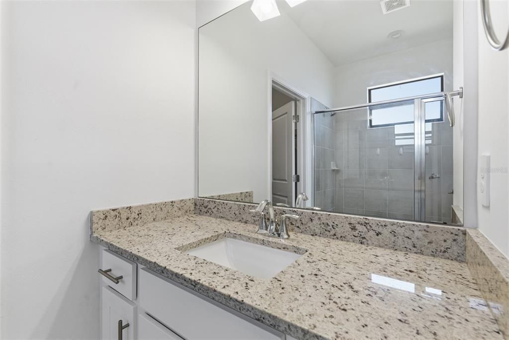 Activo con contrato: $410,000 (2 camas, 2 baños, 1557 Pies cuadrados)