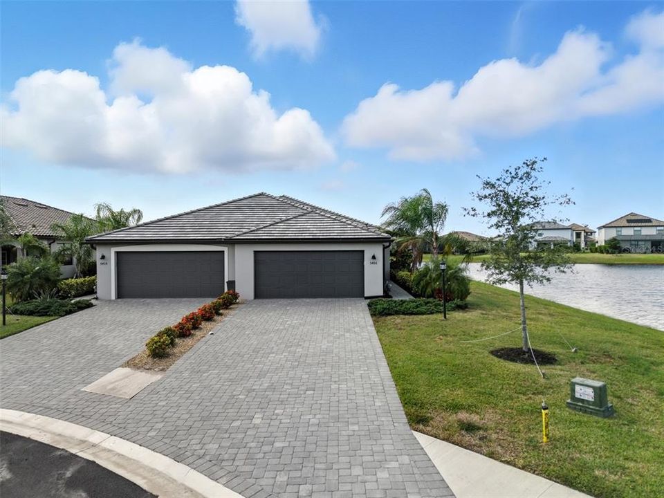 Activo con contrato: $410,000 (2 camas, 2 baños, 1557 Pies cuadrados)