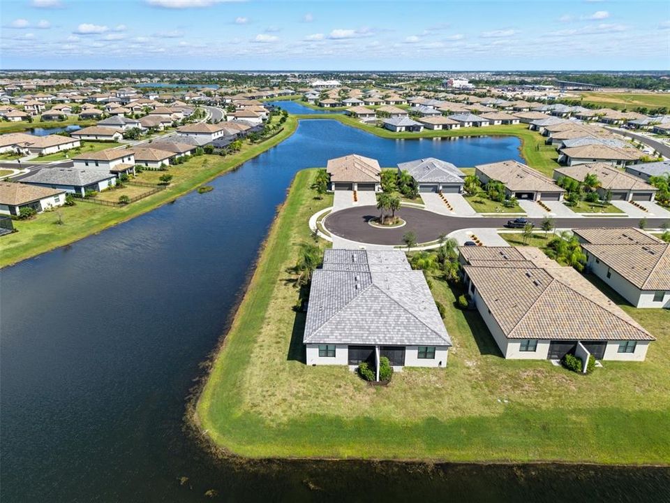 Activo con contrato: $410,000 (2 camas, 2 baños, 1557 Pies cuadrados)