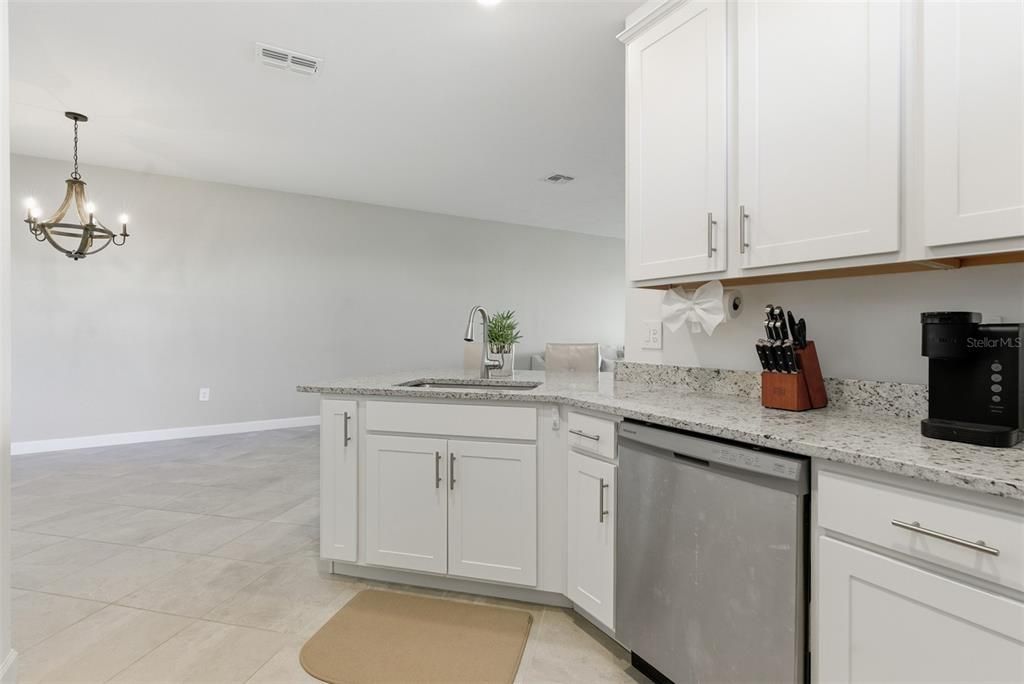 Activo con contrato: $410,000 (2 camas, 2 baños, 1557 Pies cuadrados)