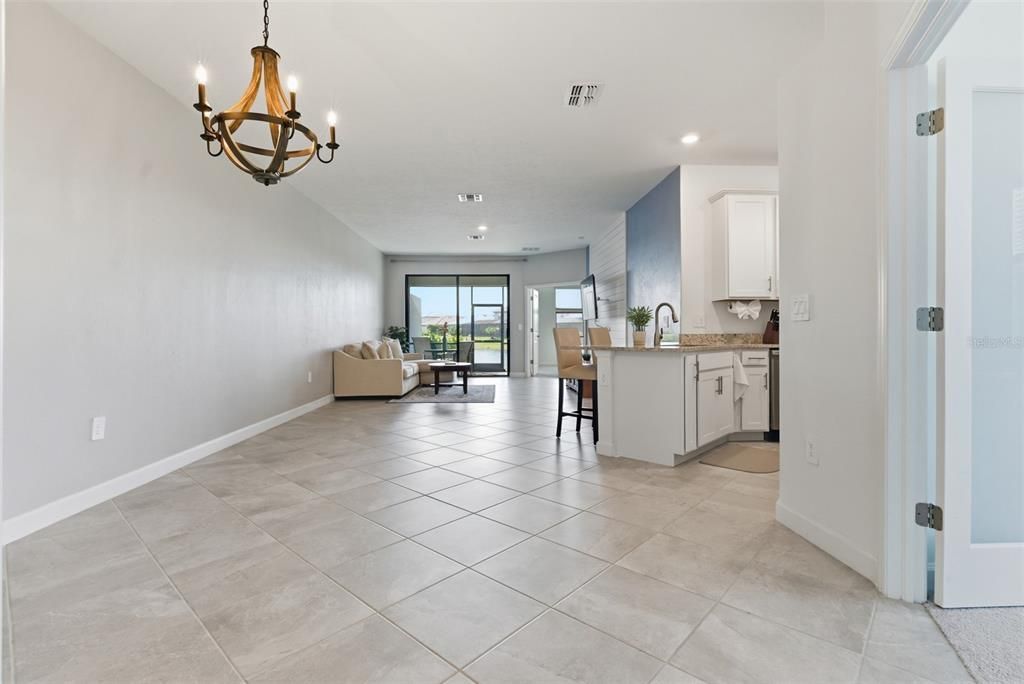 Activo con contrato: $410,000 (2 camas, 2 baños, 1557 Pies cuadrados)