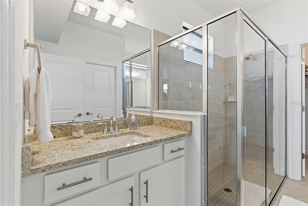 Activo con contrato: $410,000 (2 camas, 2 baños, 1557 Pies cuadrados)