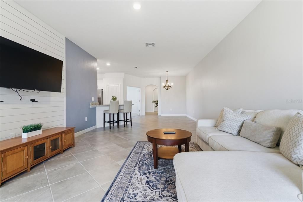 Activo con contrato: $410,000 (2 camas, 2 baños, 1557 Pies cuadrados)