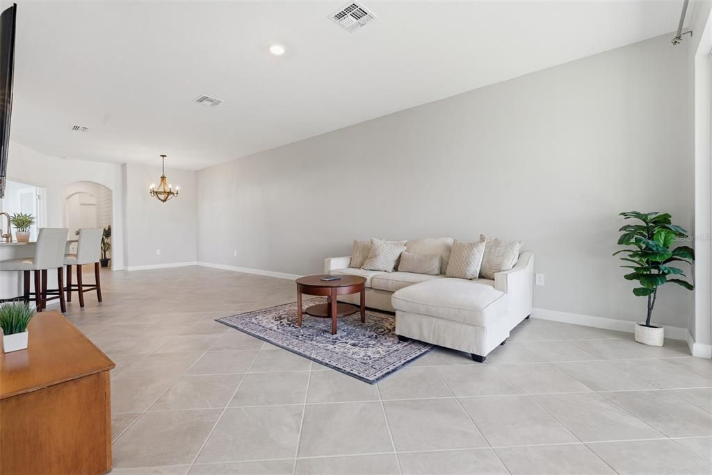 Activo con contrato: $410,000 (2 camas, 2 baños, 1557 Pies cuadrados)