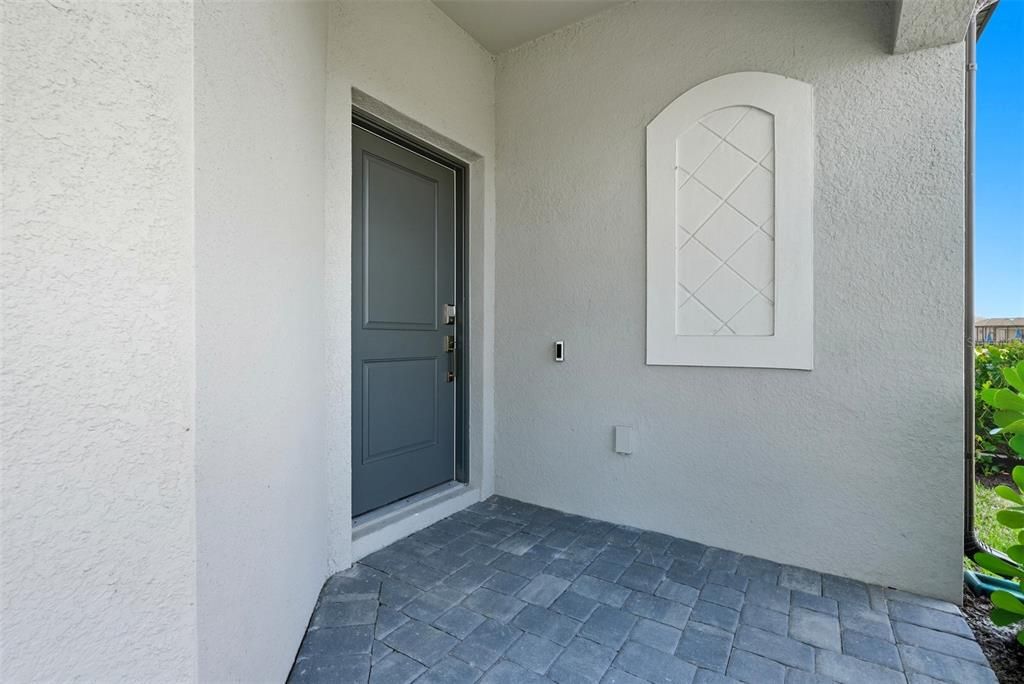 Activo con contrato: $410,000 (2 camas, 2 baños, 1557 Pies cuadrados)