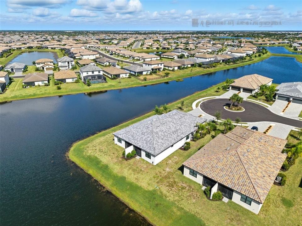 Activo con contrato: $410,000 (2 camas, 2 baños, 1557 Pies cuadrados)