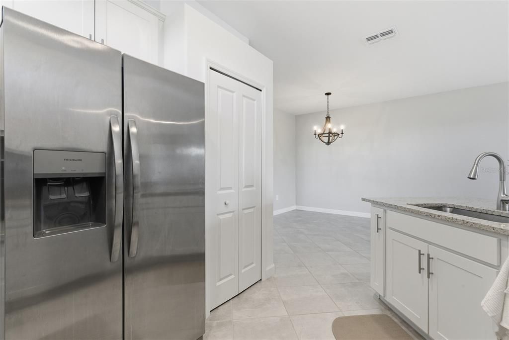 Activo con contrato: $410,000 (2 camas, 2 baños, 1557 Pies cuadrados)